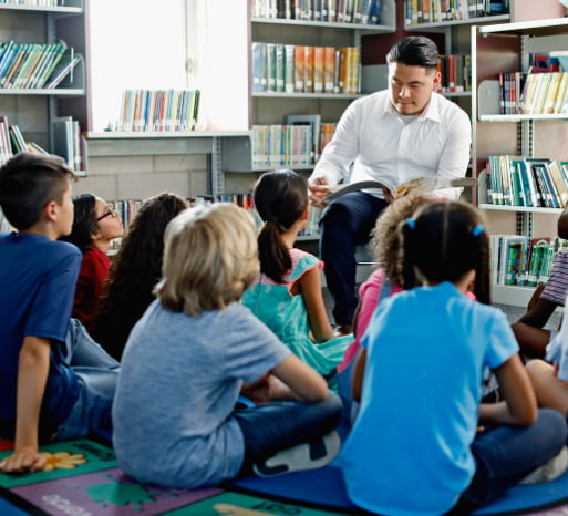 Osvaldo A., 2019 reads to a class of young students